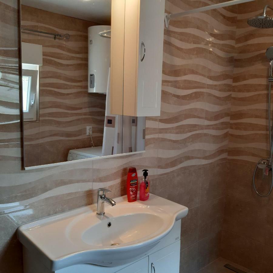 Apartment "Mislav" กอร์นยิ คาริน ภายนอก รูปภาพ